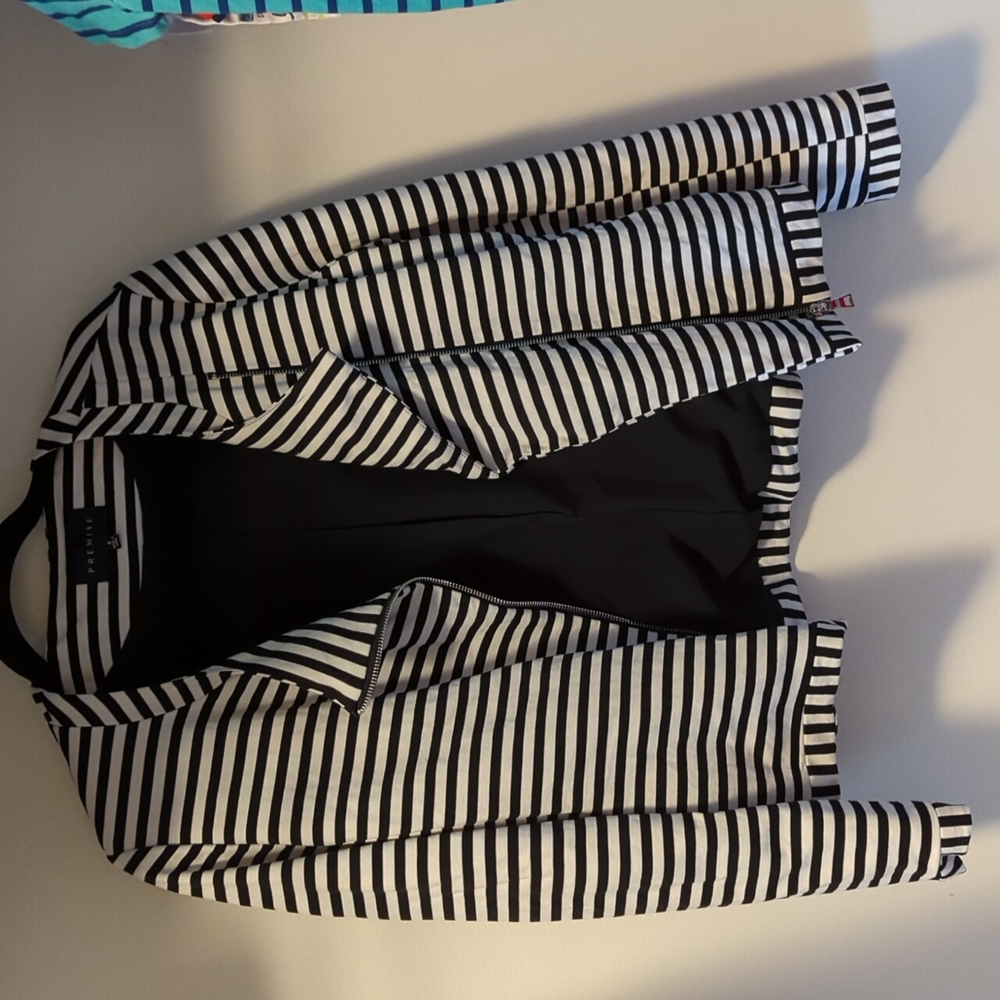 Premise Size 6 Black/White Blazer